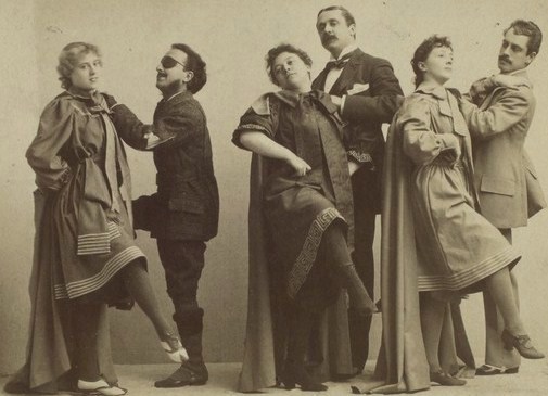 Ferdinand Gottschalk (2e à gauche, portant un bandeau) en 1894, lors de la création à Broadway de la pièce The Amazons d'Arthur Wing Pinero, avec une partie de la troupe - photo promotionnelle -