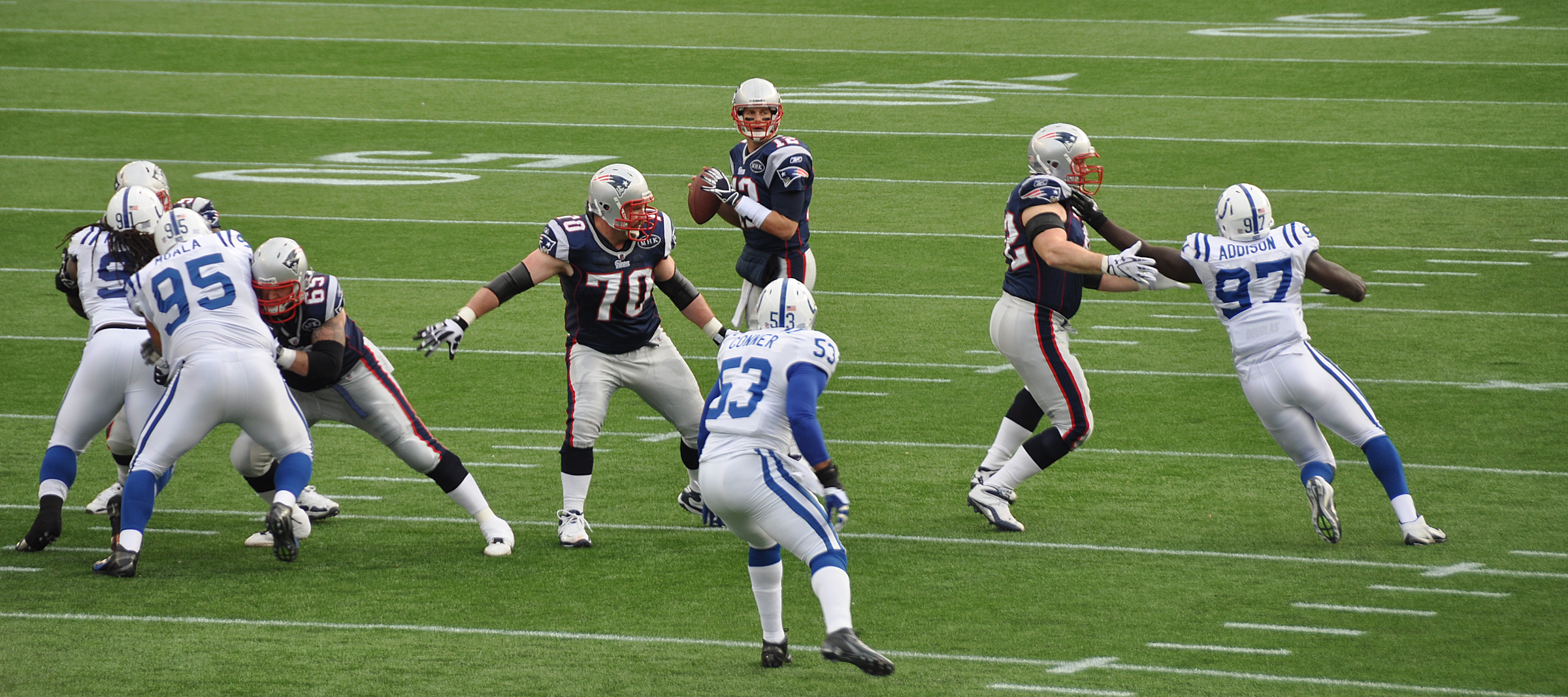 https://upload.wikimedia.org/wikipedia/commons/2/2e/Tom_Brady_and_his_offensive_line.jpg