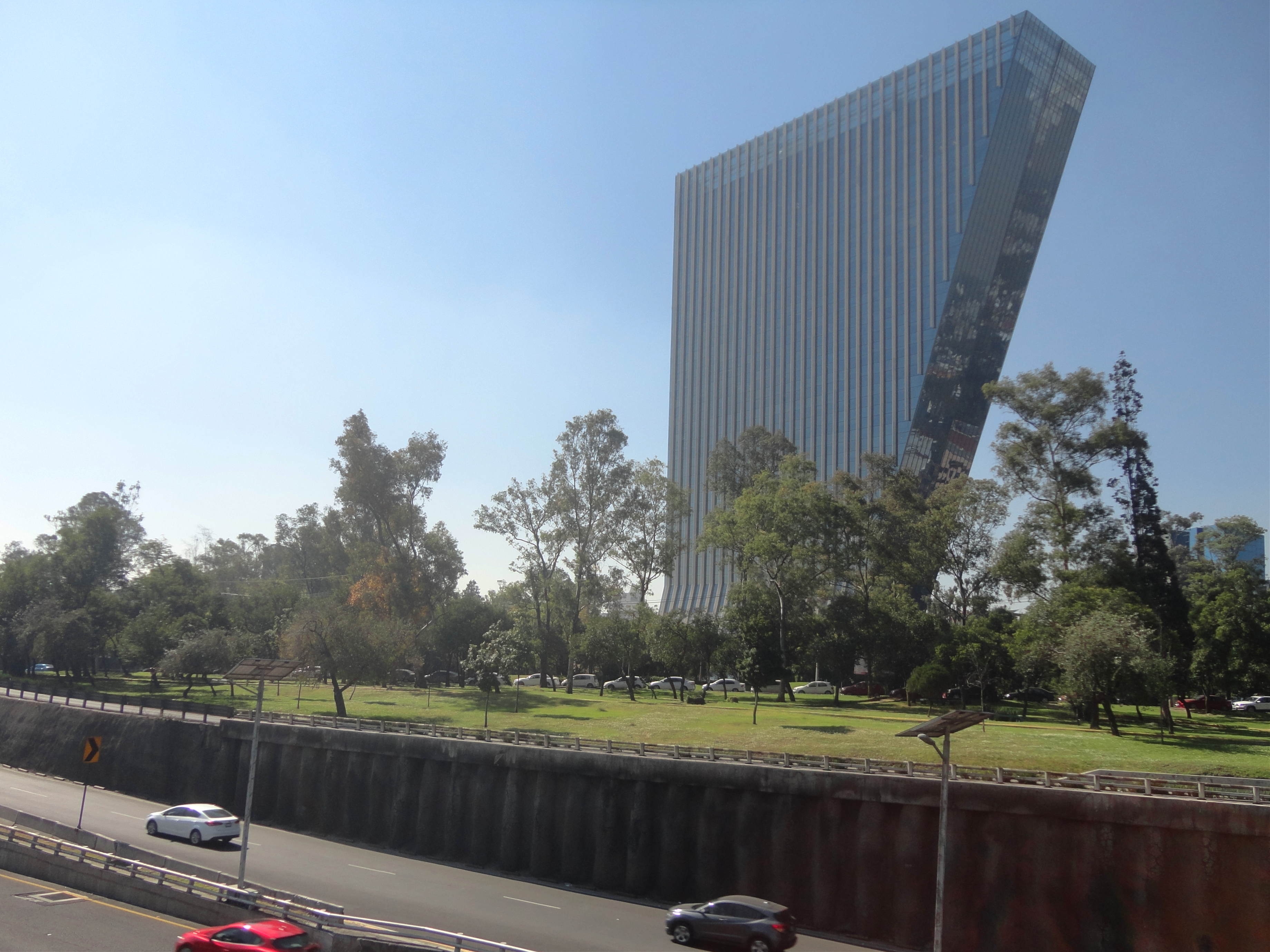 File:Torre Virreyes - Lomas de Chapultepec - Ciudad de México.jpg -  Wikimedia Commons