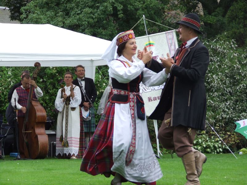Файл:Traditional Lithuanian dancers1.jpg