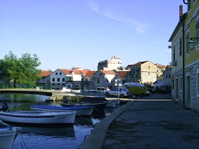 File:Vrboska, centrum mestecka, marina s mostem a ostruvkem.jpg