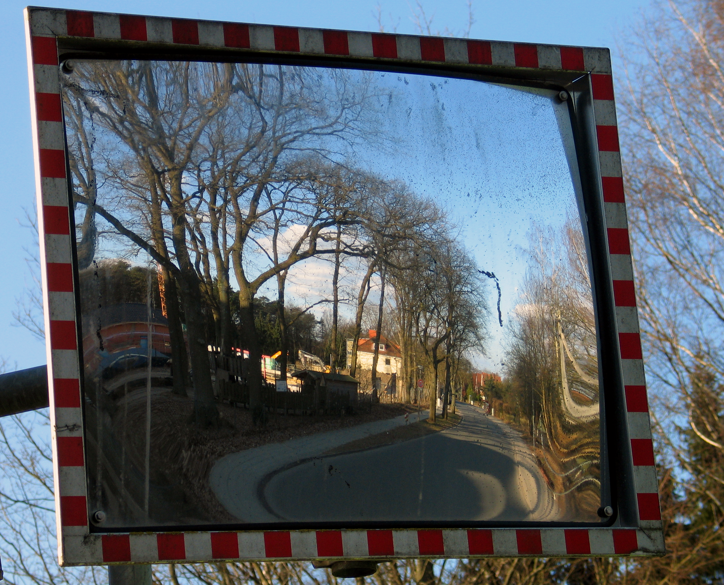 File:Wittinger Straße, Celle, Ausfahrt-Spiegel ohne parkende Autos