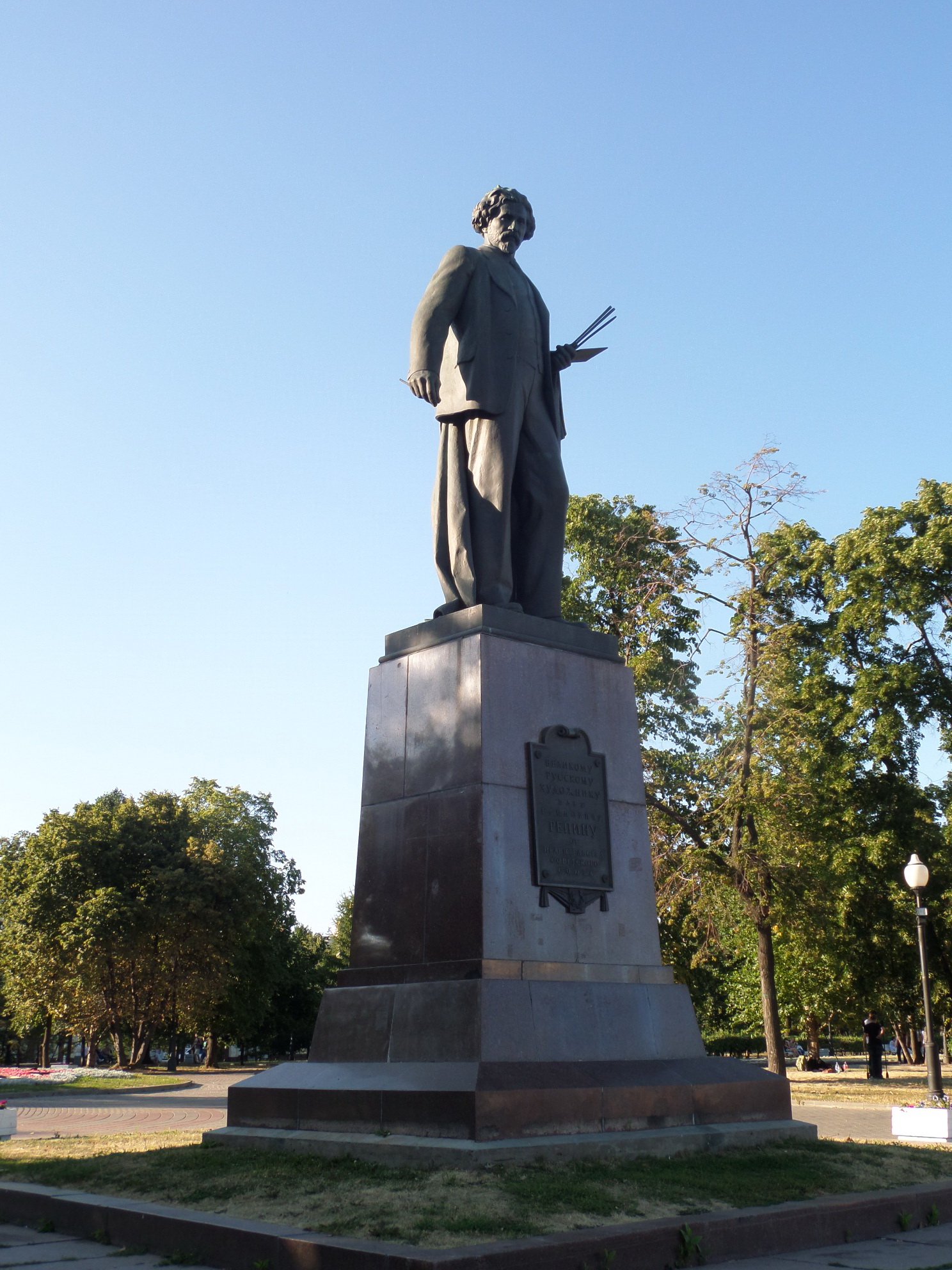 Территория памятника. Памятник Репину в Москве. Памятник на Болотной площади. Памятник Репину на Болотной. Памятник Репина Москва Болотная площадь.