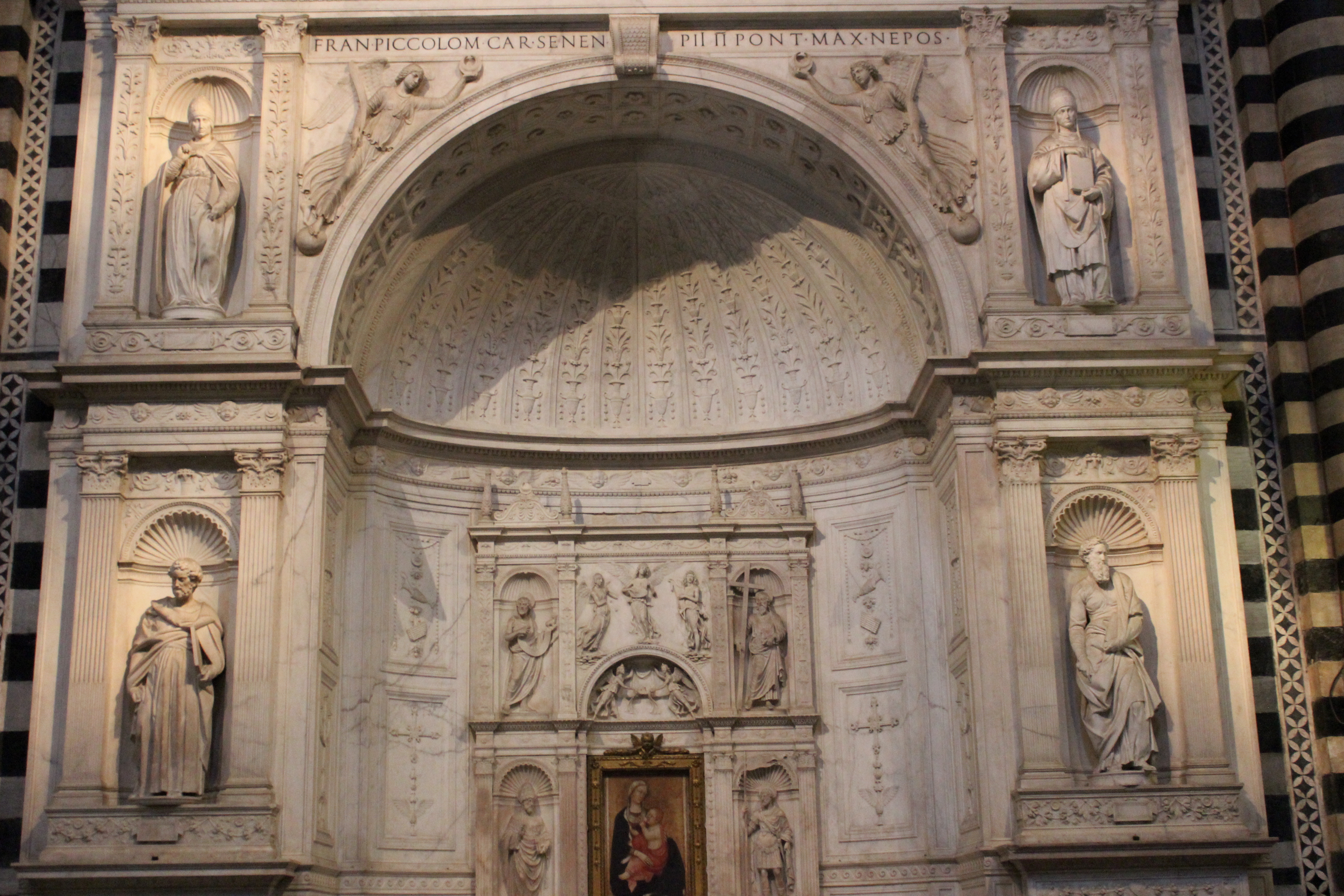 Altar Piccolomini Siena 04.JPG