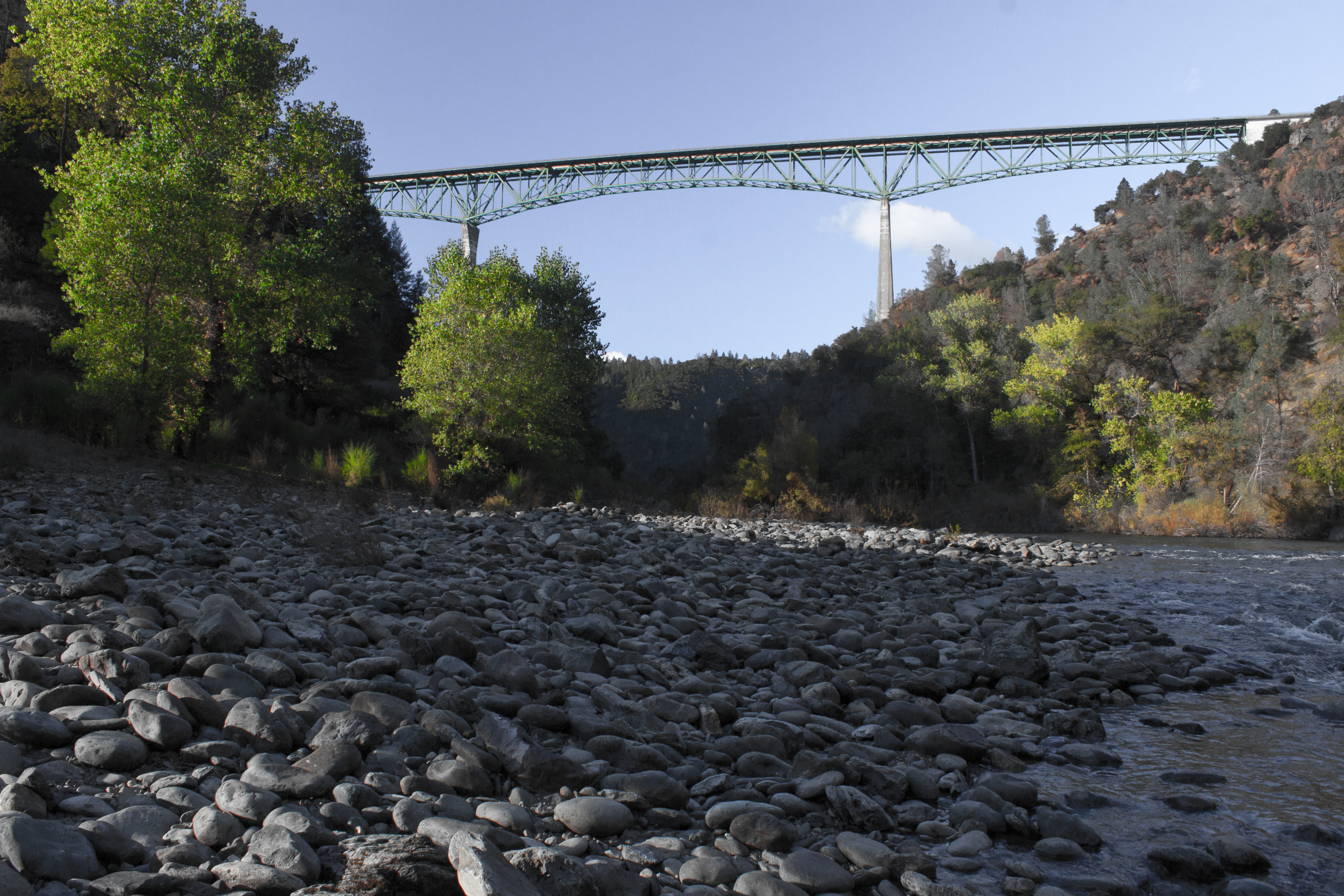 American river. Река Американ. Мост Бегущая Лань каньон реки Раздан.