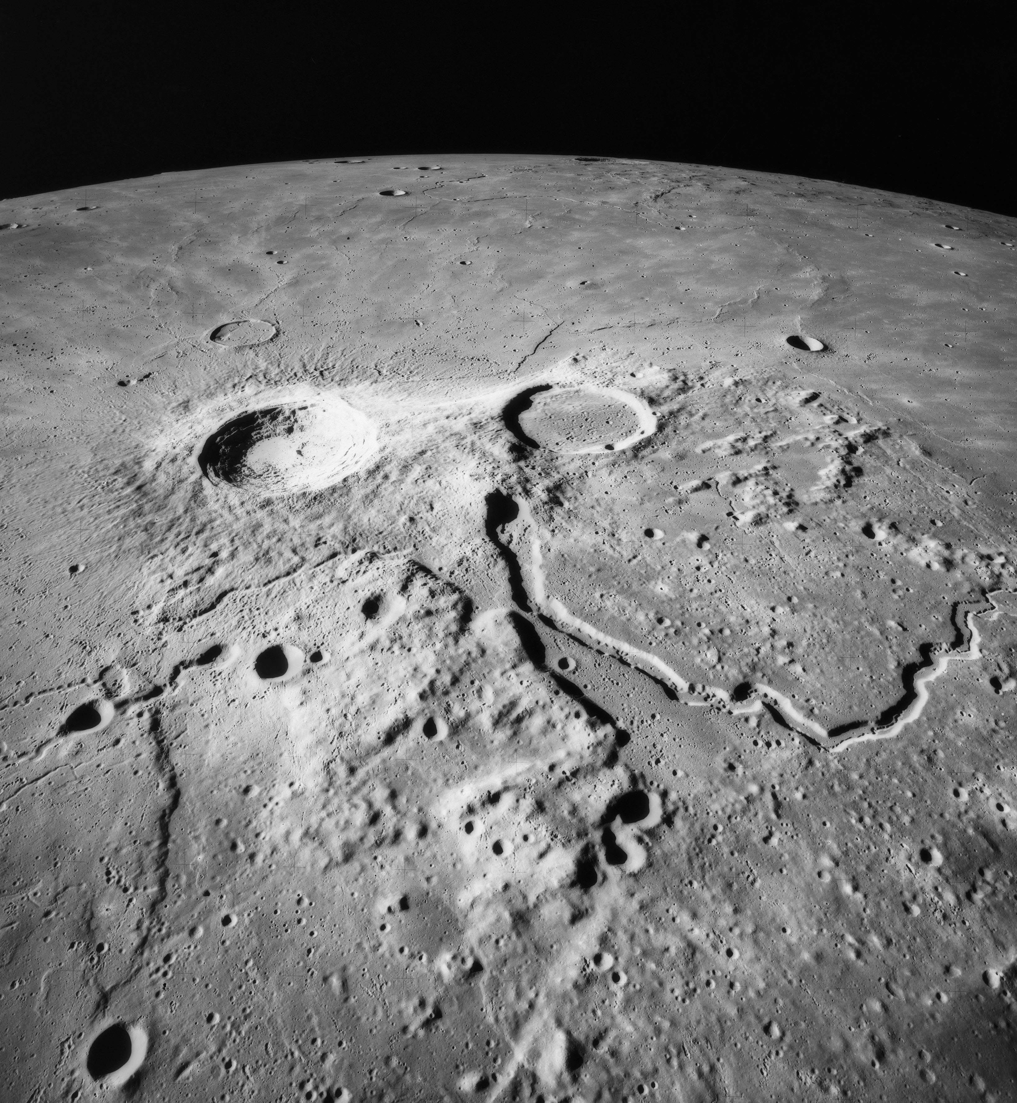 Луна поверхность кратеры. Кратер Аполлон. Кратер Аполлон на Луне. Аполлон 17 LRO.