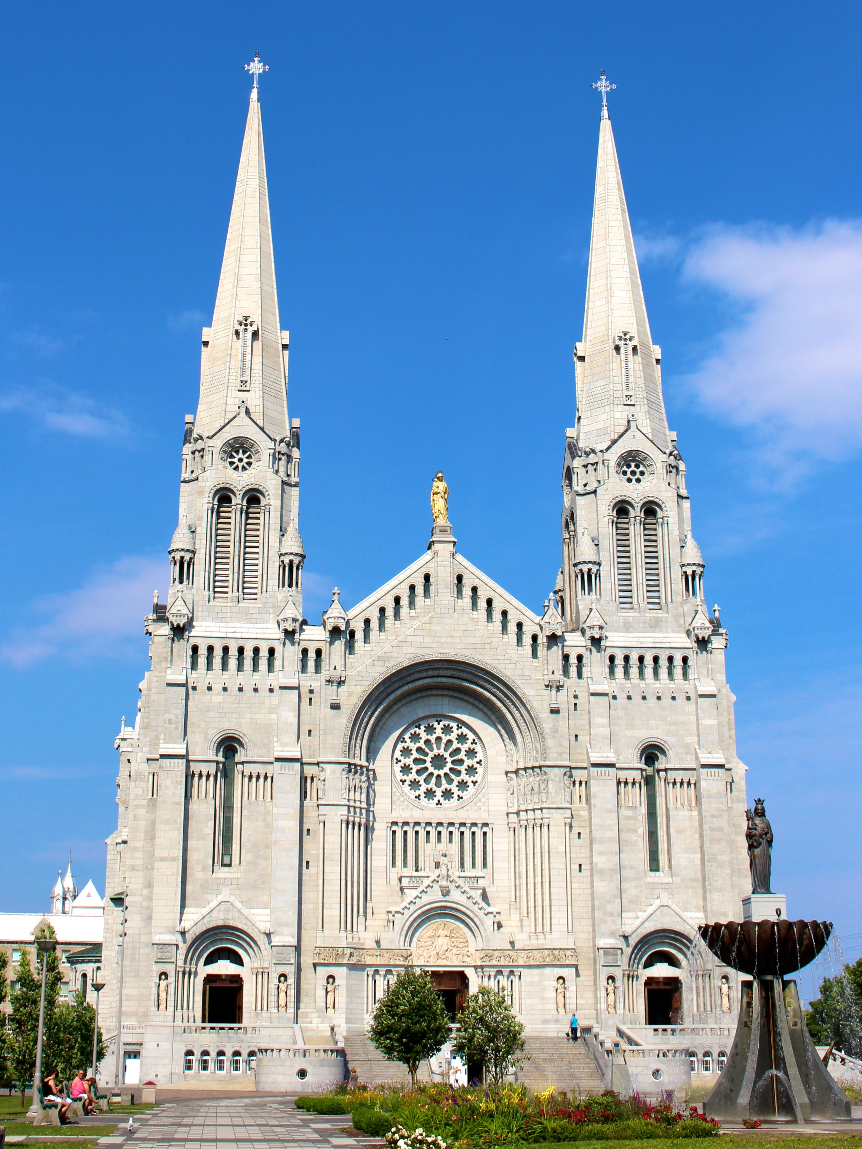 Базилика это. Базилика сент-анн. Сент-анн-де-Бопре. Basilica of St. Anne Кюрасао. Храмы в Канаде.