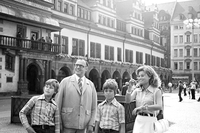 File:Bundesarchiv Bild 183-P0819-306, Leipzig, Besuch Helmut Kohl mit Familie.jpg