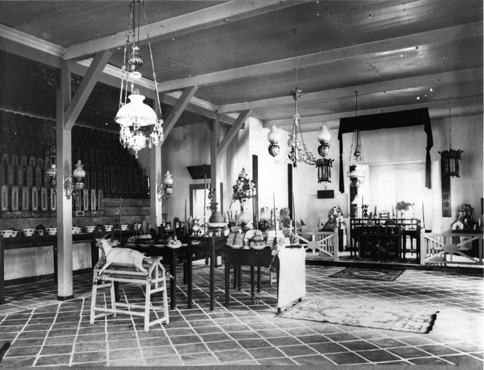 File:COLLECTIE TROPENMUSEUM Het interieur van een Chinese tempel met geit als offer Ambon TMnr 60013224.jpg