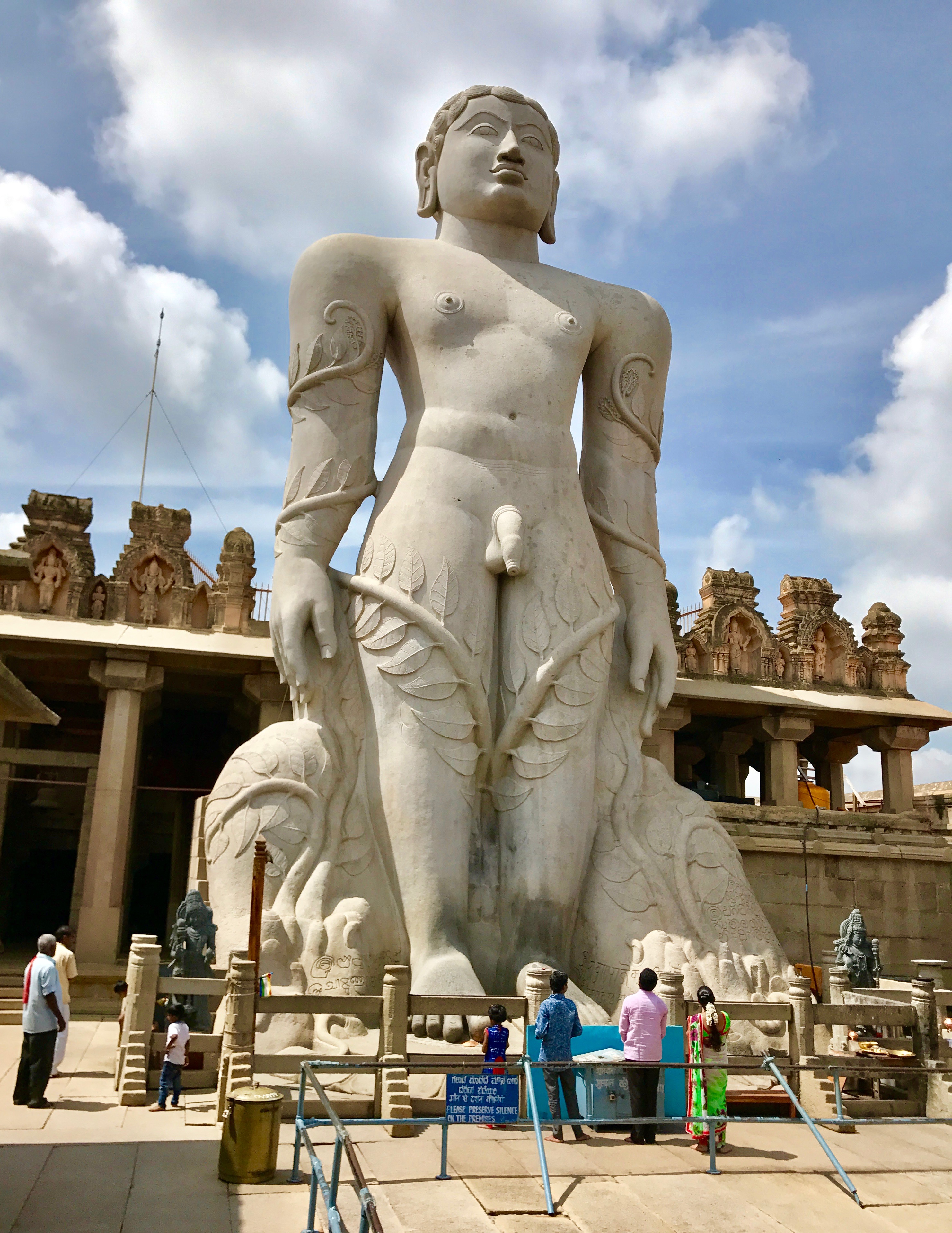 Памятники разных народов. Шраванабелагола Карнатака. Бангалор статуя ши. Разные статуи. Шедевры скульптуры.