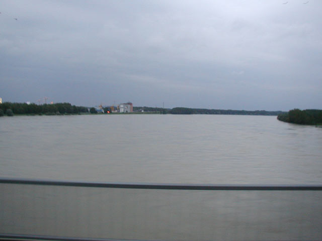 File:Donauhochwasser2002 1.jpg