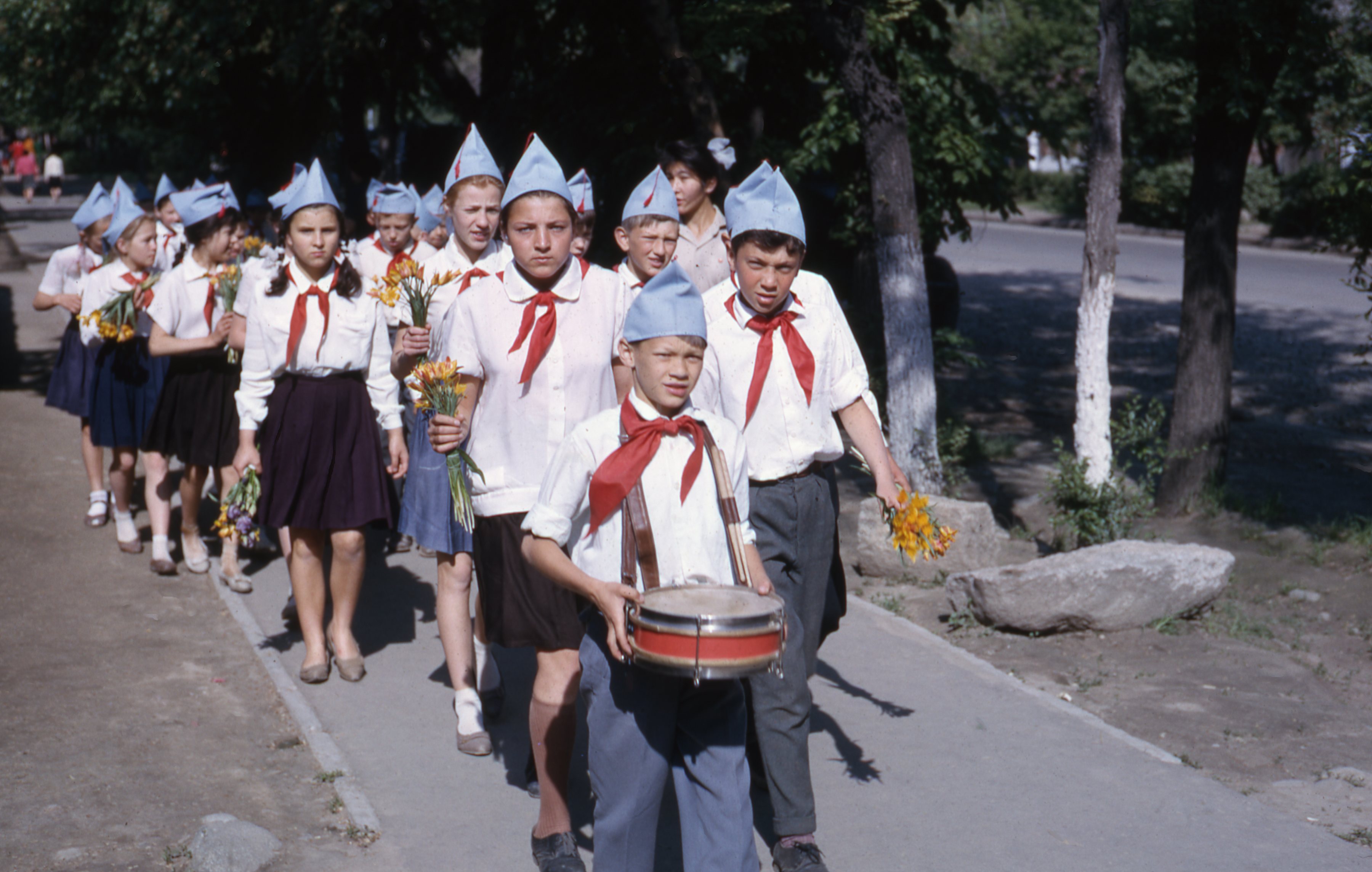 Советская пионерия. Пионерский отряд, 1964 год. Отряд пионеров. Современные пионеры. Пионеры картинки.