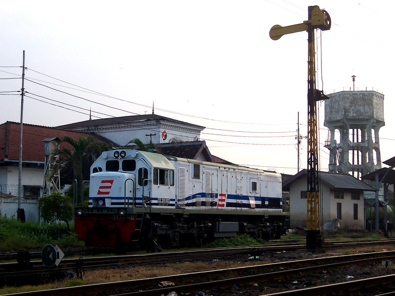 CC 201 103 (CC 201 92 13) yang akan menarik rangkaian KA Brantas di Stasiun Madiun