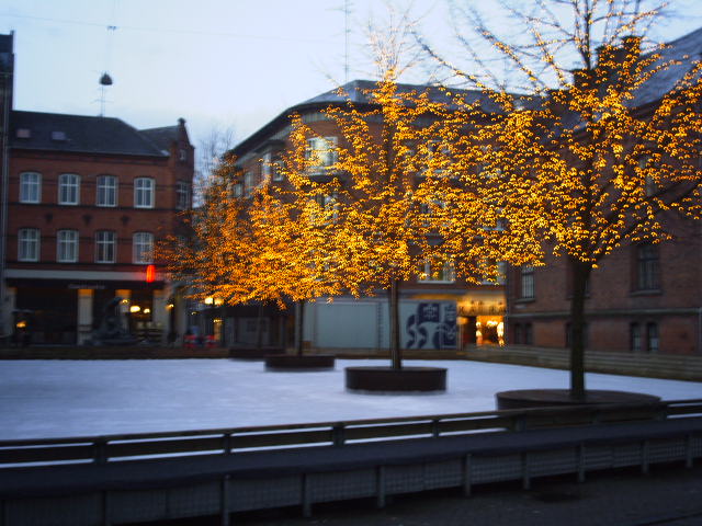 File:Ice Skating in Odense.jpg