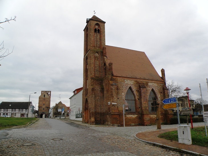 File:Kościół, a w oddali brama szczecińska - panoramio.jpg