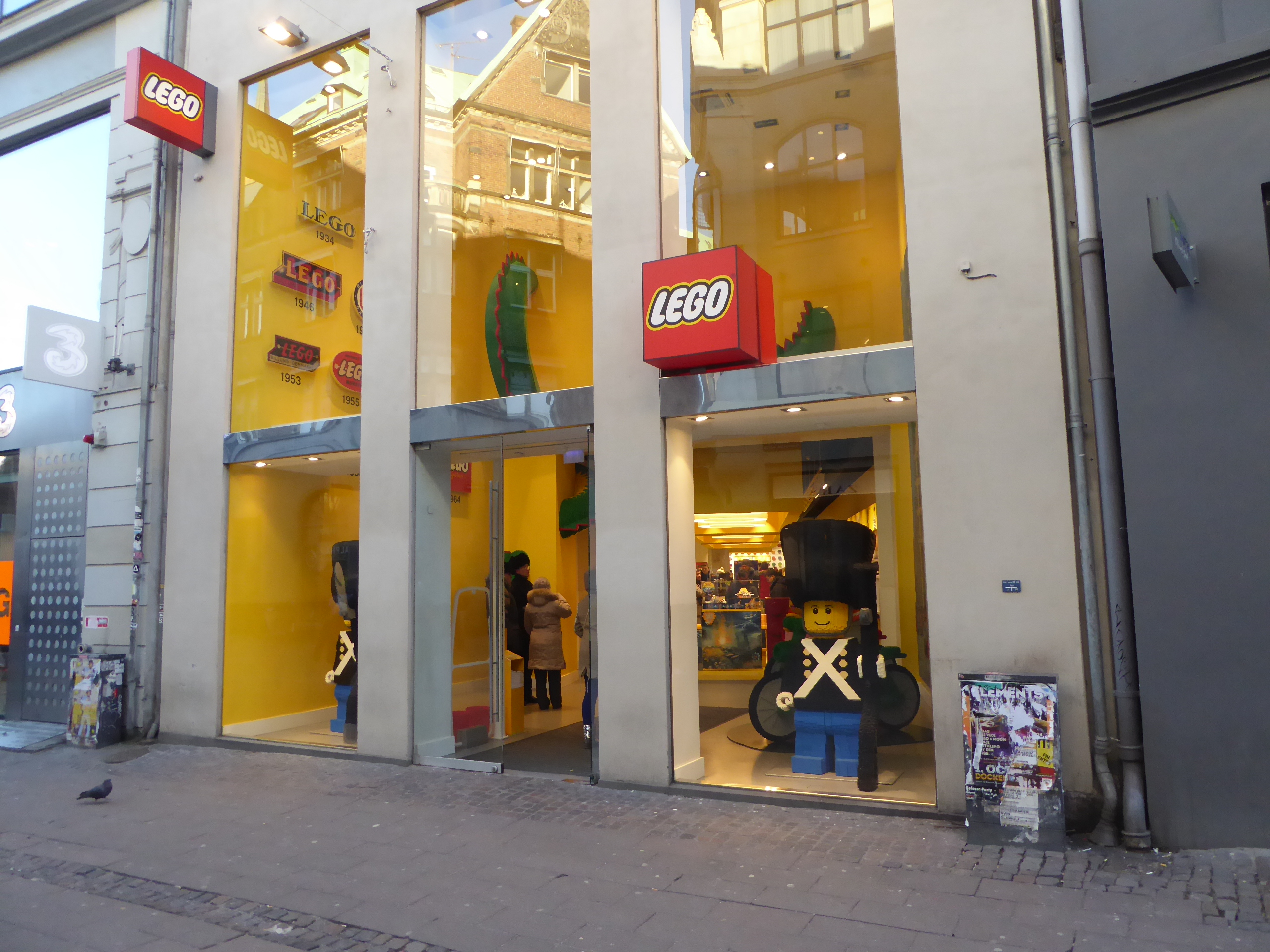 File:Lego Store Copenhagen 02.jpg Commons