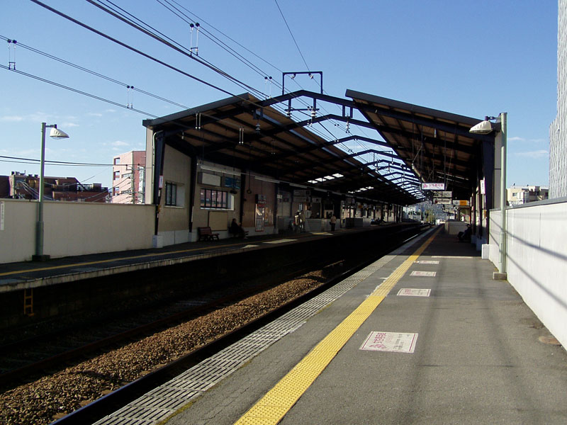 File:Nakagawara station platform.JPG