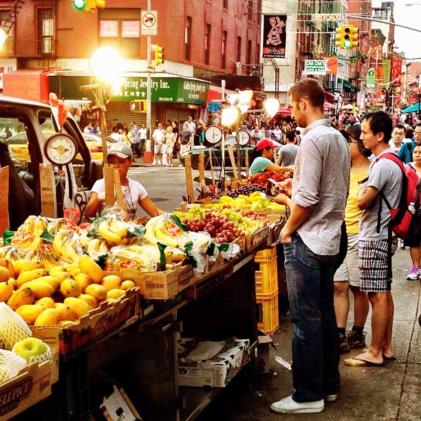 https://upload.wikimedia.org/wikipedia/commons/2/2f/Produce_stand_on_Mulberry_Street%2C_Manhattan.jpg