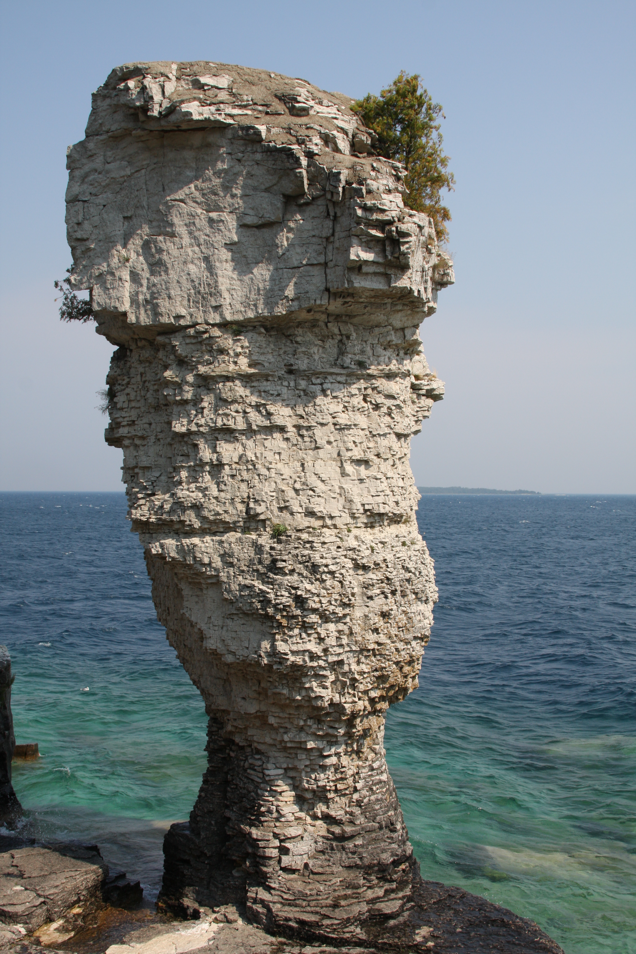 Rock_pillar_%28seastack%29_on_Flowerpot_Island_-_Georgian_Bay_-_Ontario%2C_Canada_-_2_Sept._2011.jpg