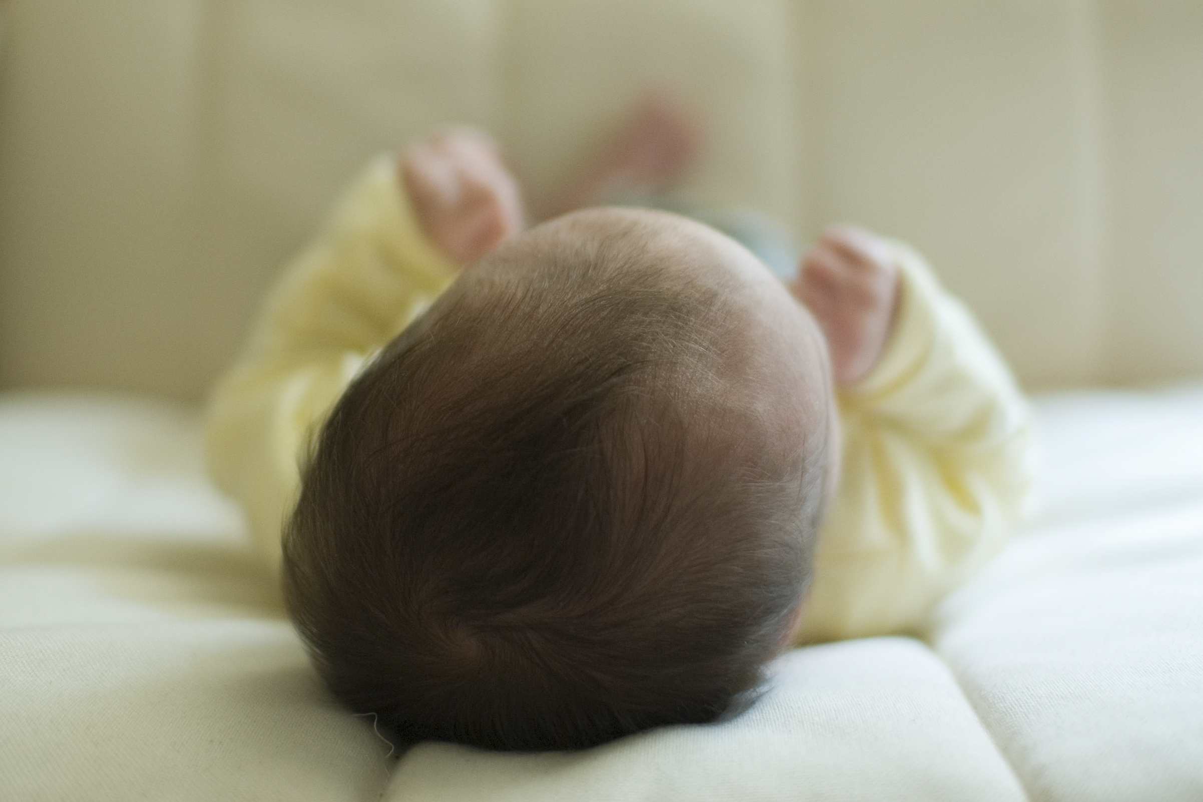 File:Sleeping baby in crib.jpg - Wikimedia Commons