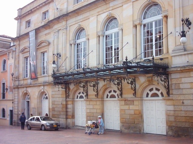 File:TeatroColon.jpg