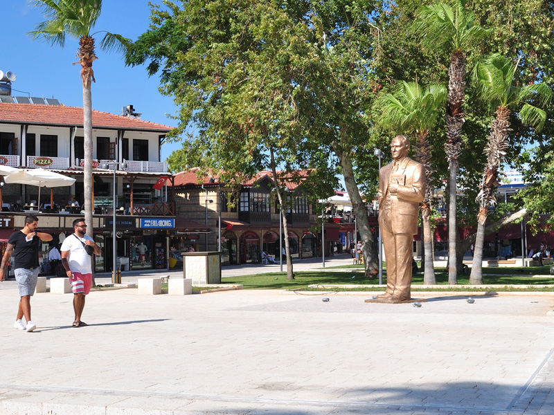 File:The central square of Side with the statue of Atatürk.jpg