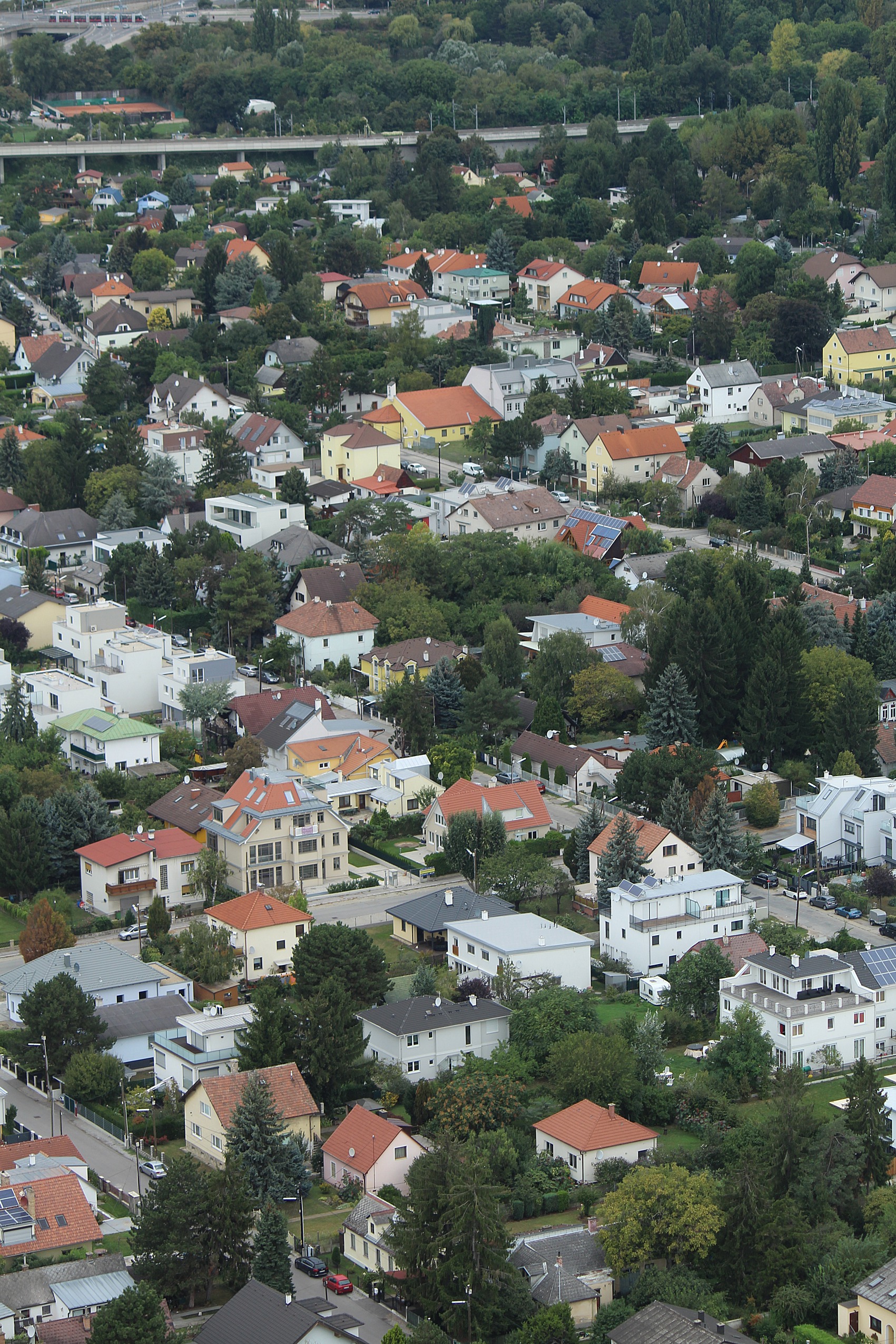 File:Wien-Donauturm, Blick auf Bruckhaufen.JPG - Wikimedia Commons