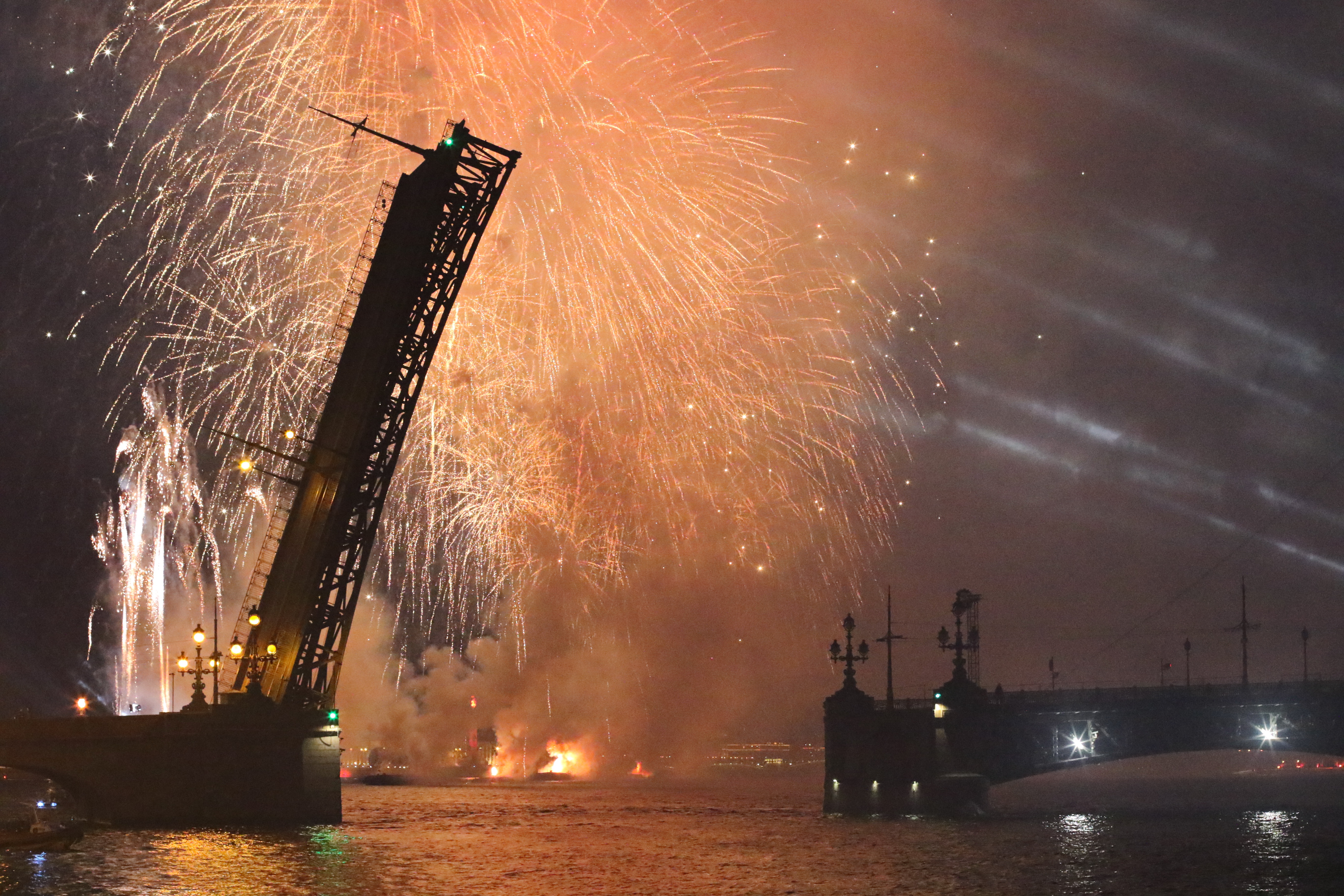 Алые паруса 2019. Алые паруса 2019 в Санкт-Петербурге. Фестиваль Алые паруса Владивосток. Алые паруса ночью в шторм.