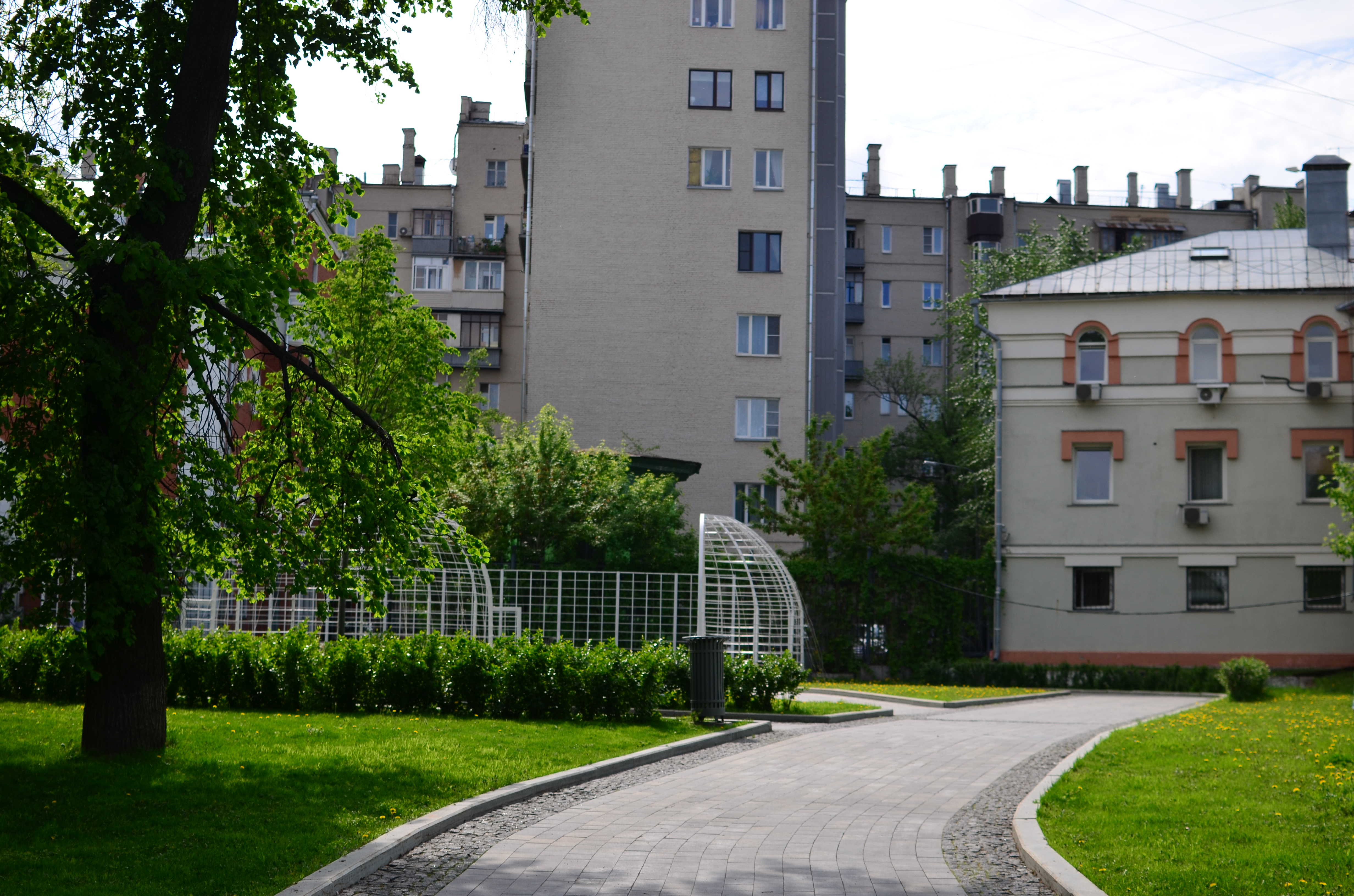 Сад имени н. э. Баумана. Сад МГТУ им.Баумана. Сад им Баумана Москва. Сад имени Баумана зеленый подиум.