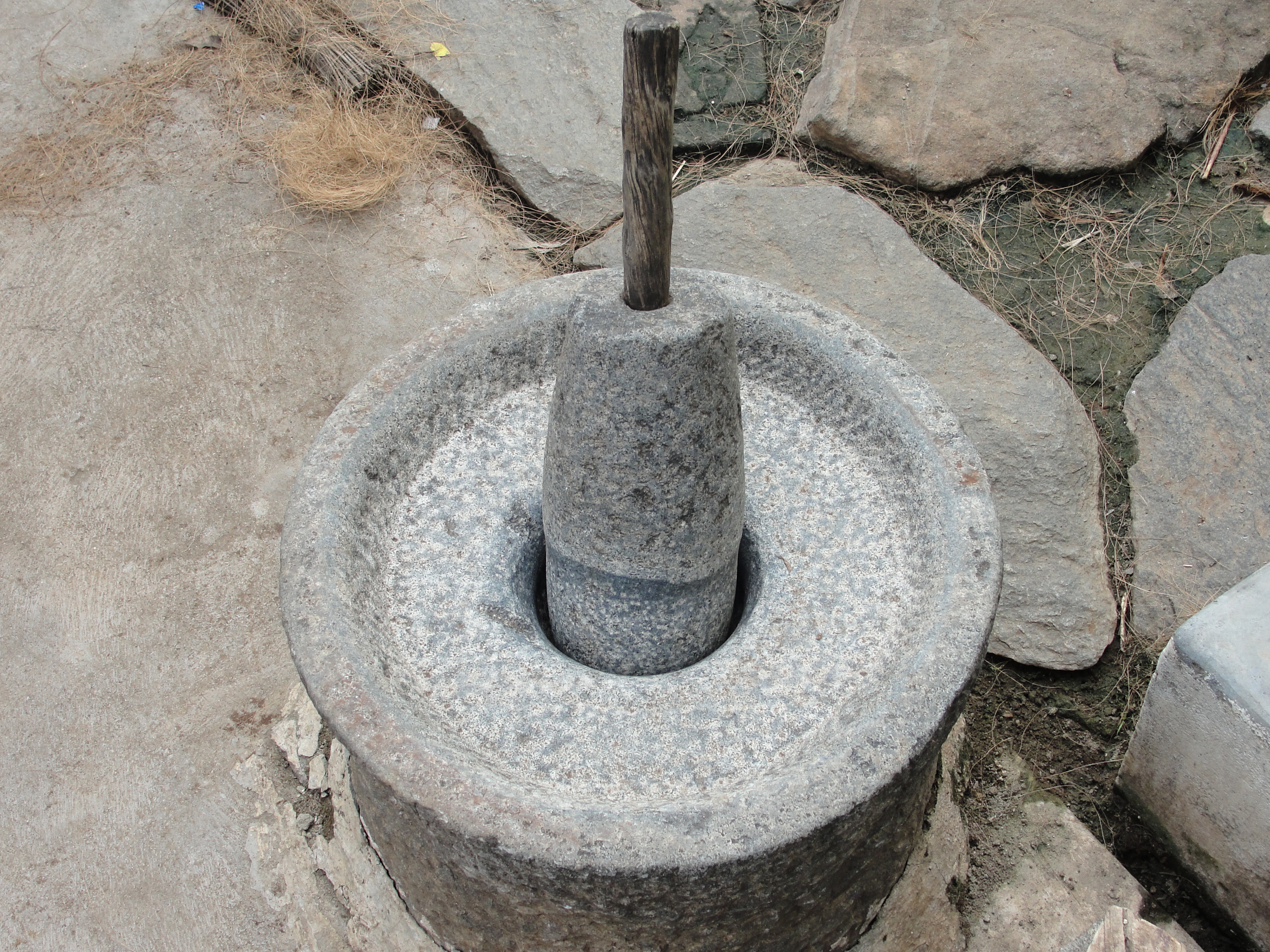 https://upload.wikimedia.org/wikipedia/commons/3/30/A_traditional_mortar.jpg