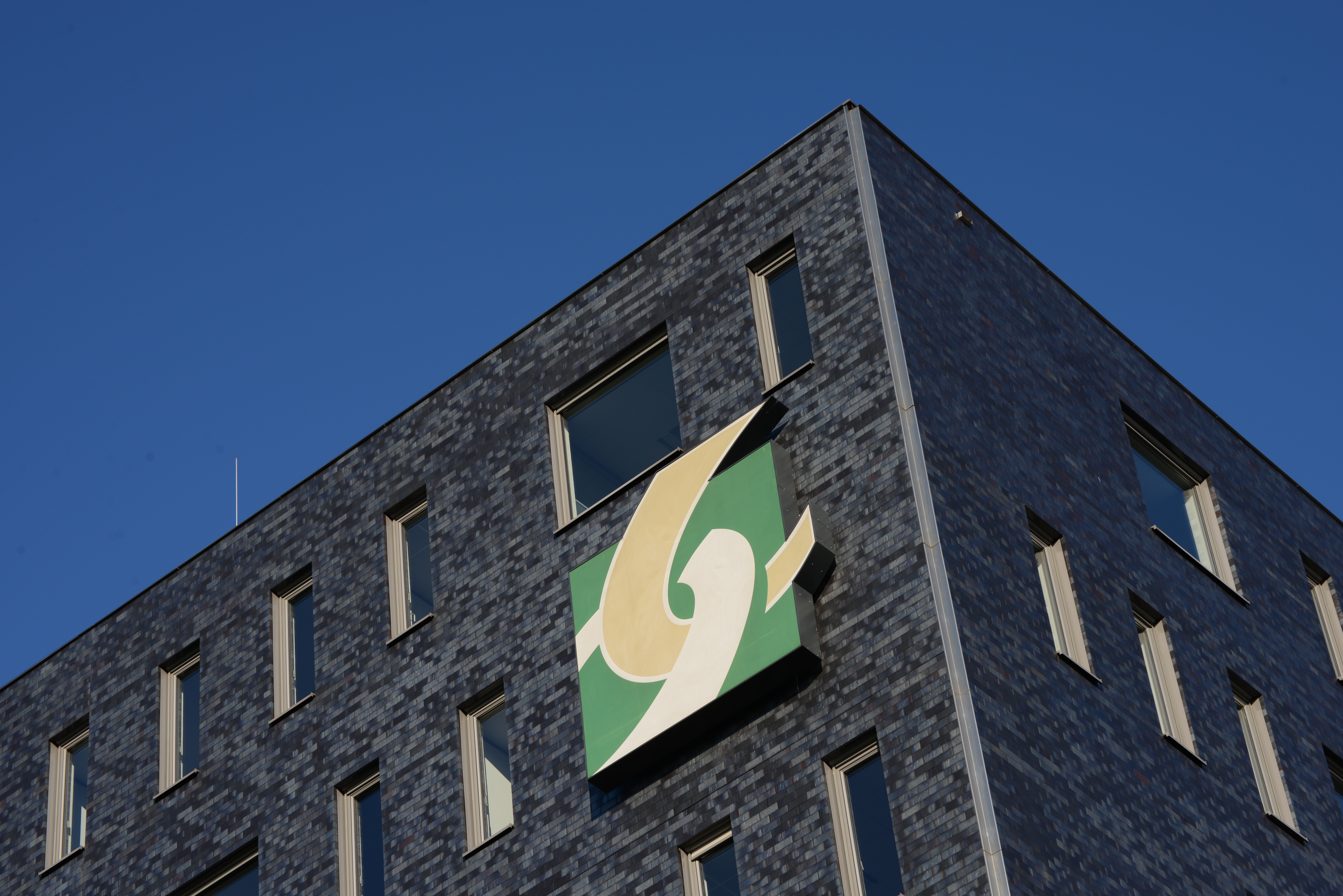 Logo of Agrifirm on an office building in Veghel. The logo depicts two connected links, and was the logo of Cehave Landbouwbelang until the merger in 2010