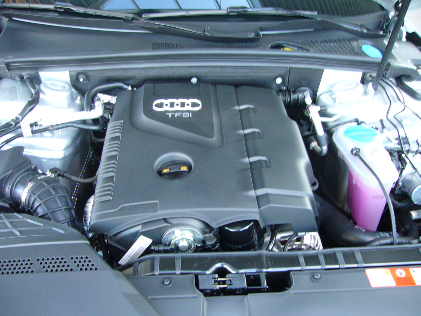 File:Audi A4 B8 Motor.jpg - Wikimedia Commons