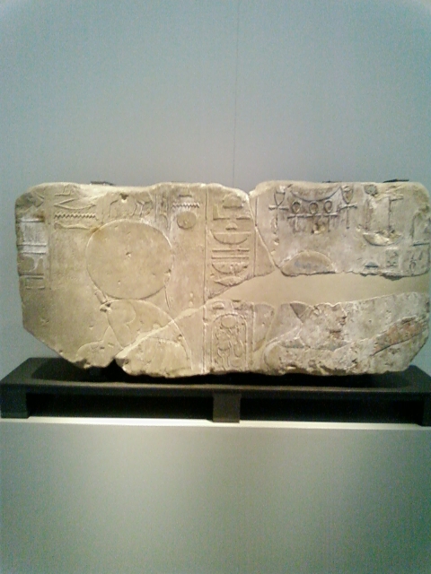 Talatats - Página 2 Berlin_Neues_Museum_-_relief_d%27Amenhotep_IV_et_d%27Aton