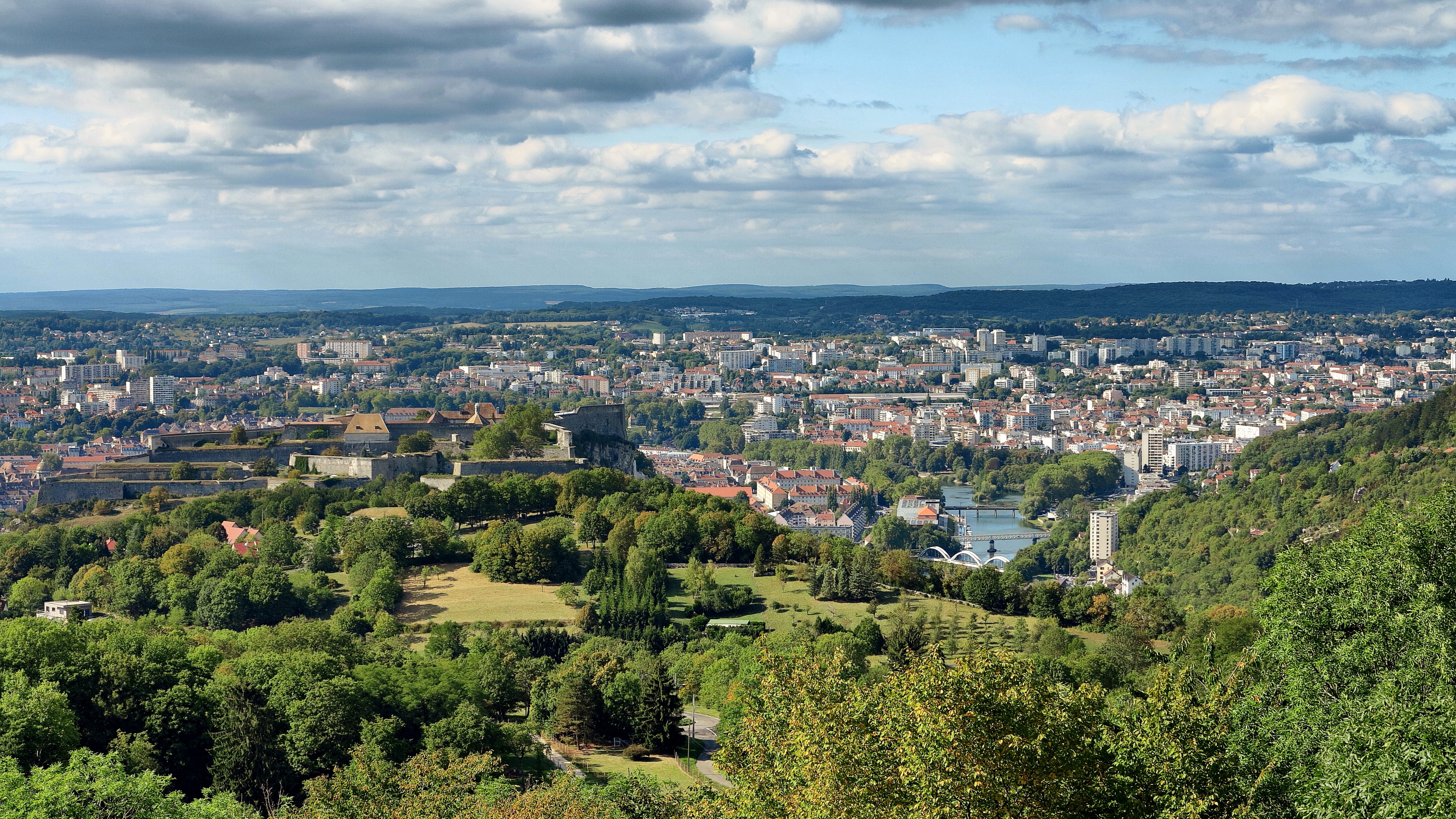 https://upload.wikimedia.org/wikipedia/commons/3/30/Besan%C3%A7on%2C_panorama_sur_la_ville_depuis_Notre-Dame_de_la_Lib%C3%A9ration.jpg