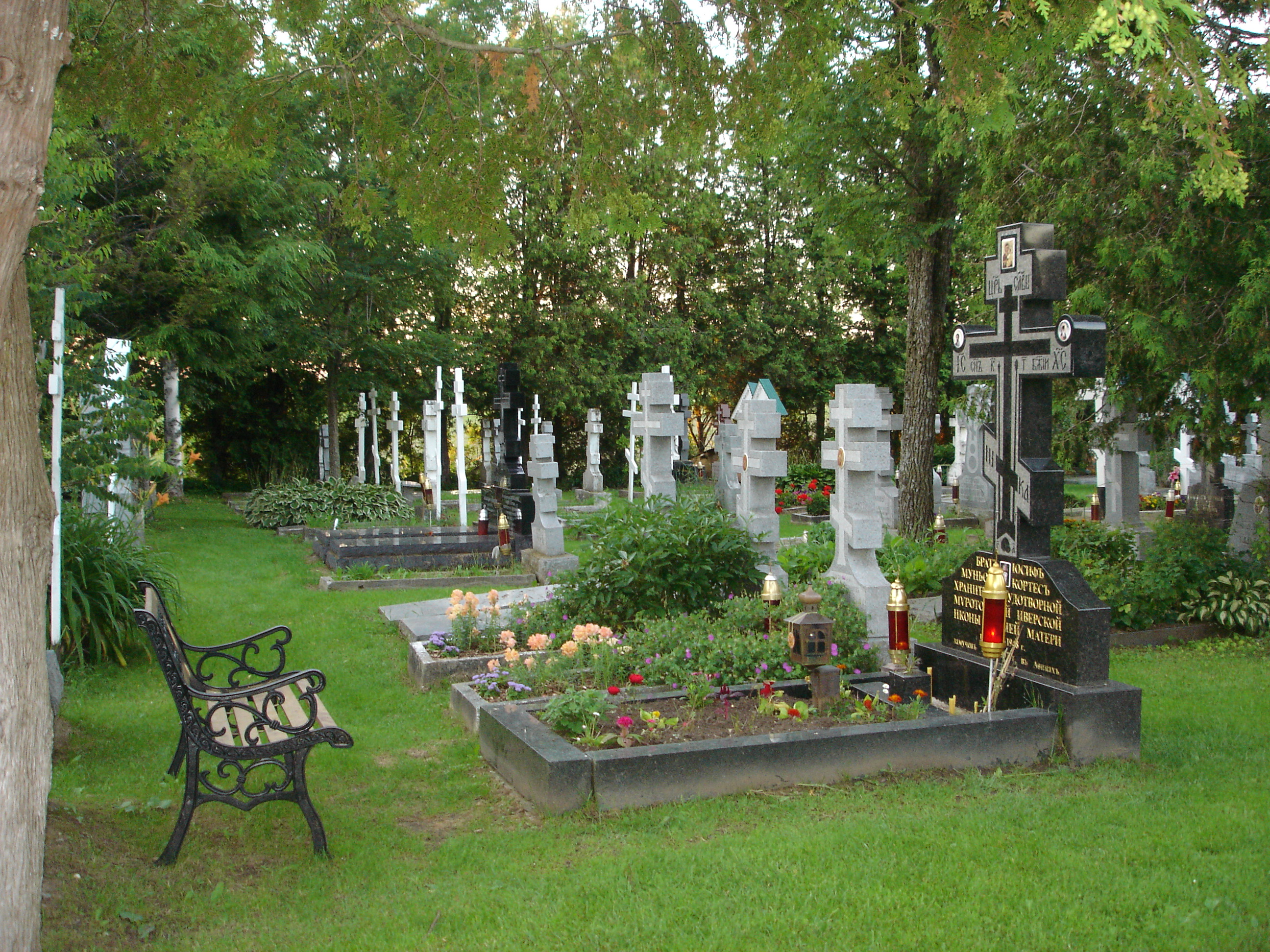 Можно ходить на кладбище во время месячных. Ухоженные могилы. Ухоженная могила. Красивое кладбище. Ухоженные кладбища.