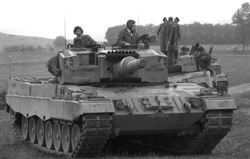 File:Bundesarchiv B 145 Bild-F073468-0019, Manöver, Kampfpanzer Leopard 2.jpg