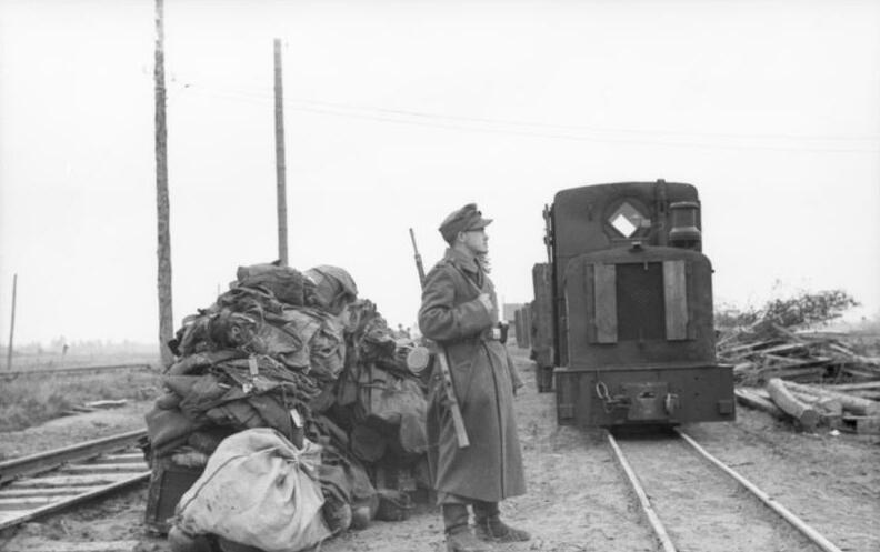 File:Bundesarchiv Bild 101I-455-0016-29, Russland, Wachtposten neben Feldbahn.jpg