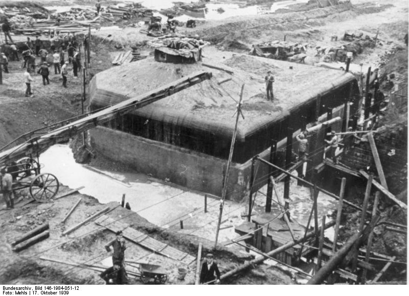 File:Bundesarchiv Bild 146-1984-051-12, Westwall, Bau eines 3-Schartenstandes.jpg