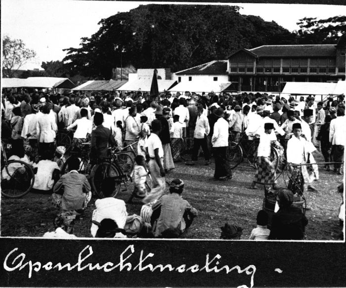 File:COLLECTIE TROPENMUSEUM Openlucht-festiviteit van het Leger des Heils in Semarang TMnr 60011643.jpg