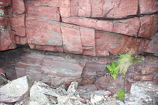 File:Change in Lithology - geograph.org.uk - 831961.jpg