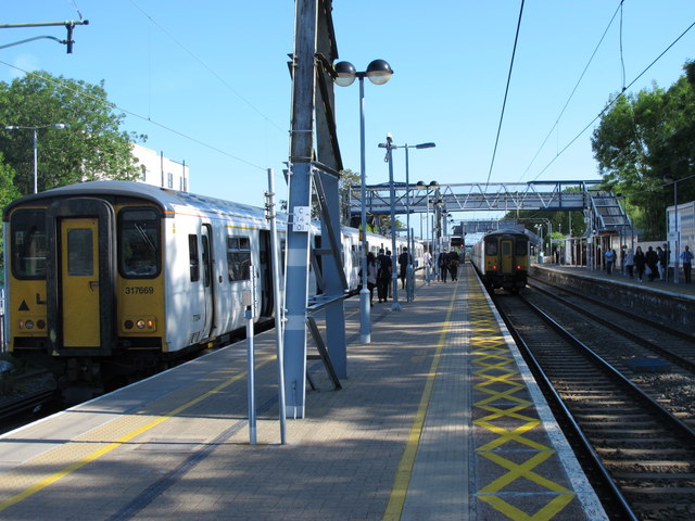 File:Cheshunt station - geograph.org.uk - 4542667.jpg