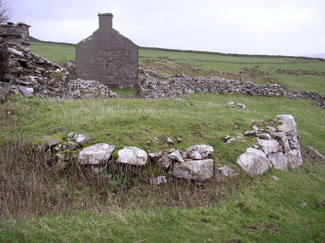 File:Circular wall. - geograph.org.uk - 288791.jpg