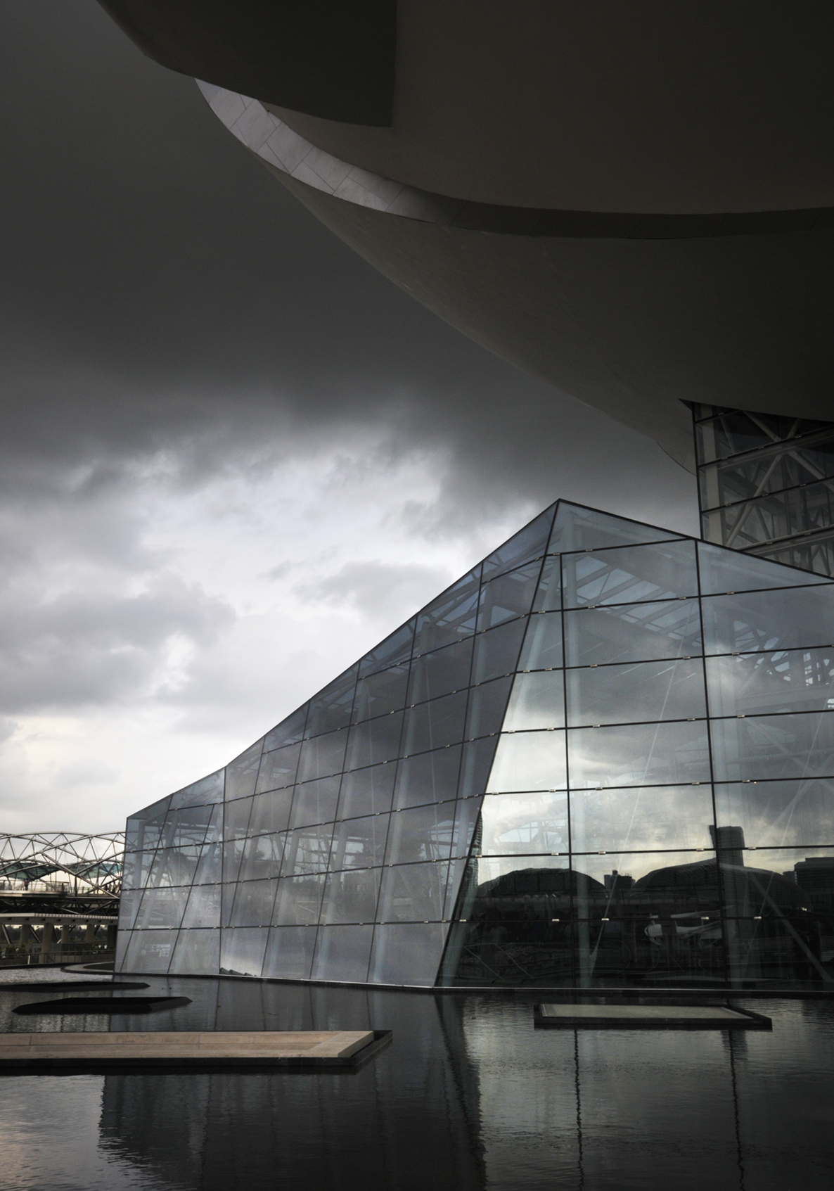 File:Marina Bay Sands and illuminated polyhedral building Louis