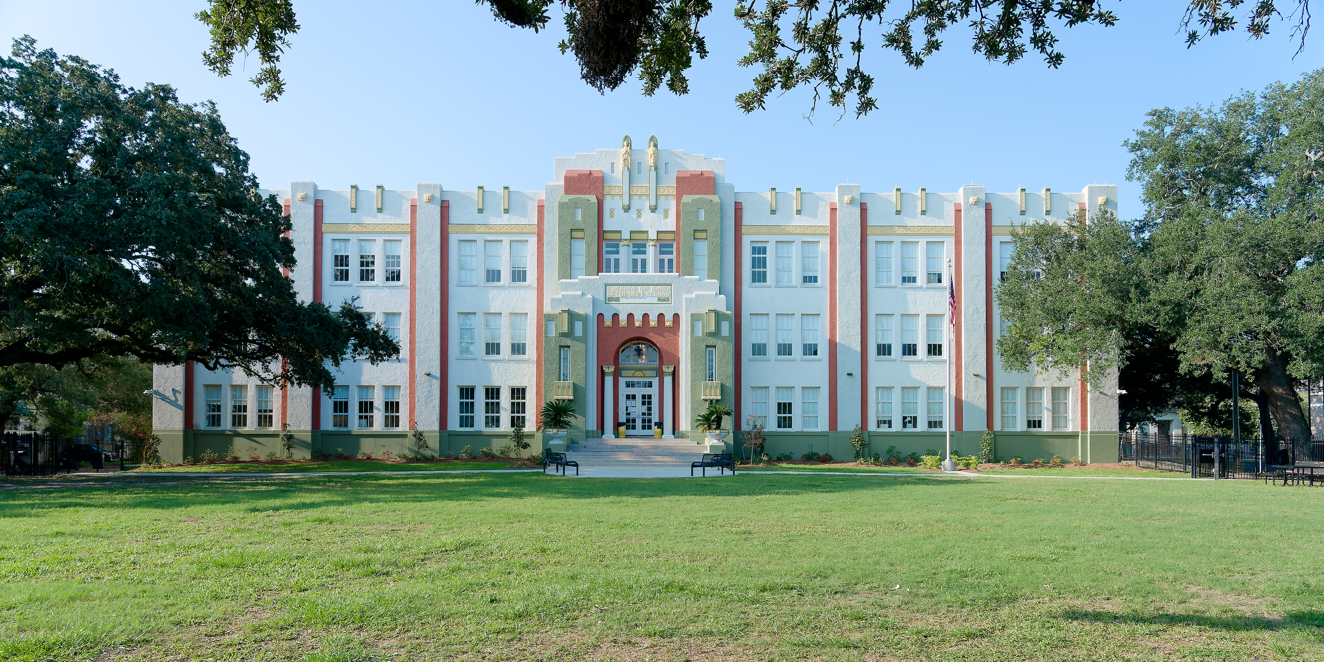 https://upload.wikimedia.org/wikipedia/commons/3/30/Eleanor_McMain_Secondary_School_front_view.jpeg