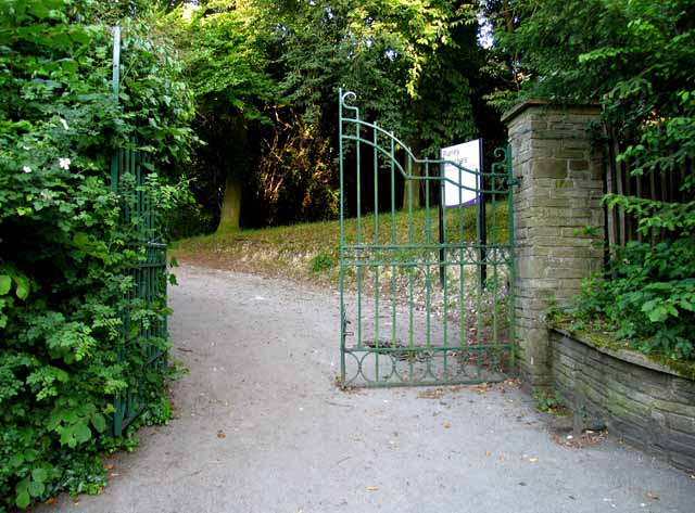 File:Entrance to Purley Beeches - geograph.org.uk - 3591682.jpg