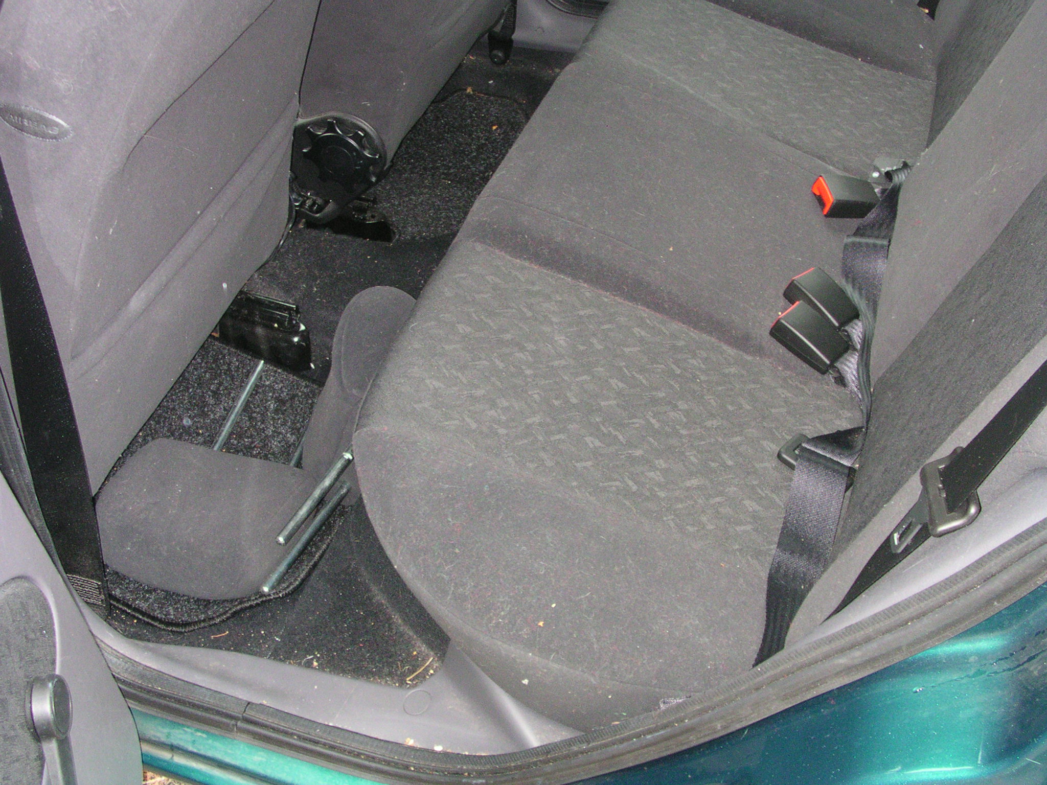 File:Ford Fiesta 2001 Rücksitze.jpg - Wikimedia Commons