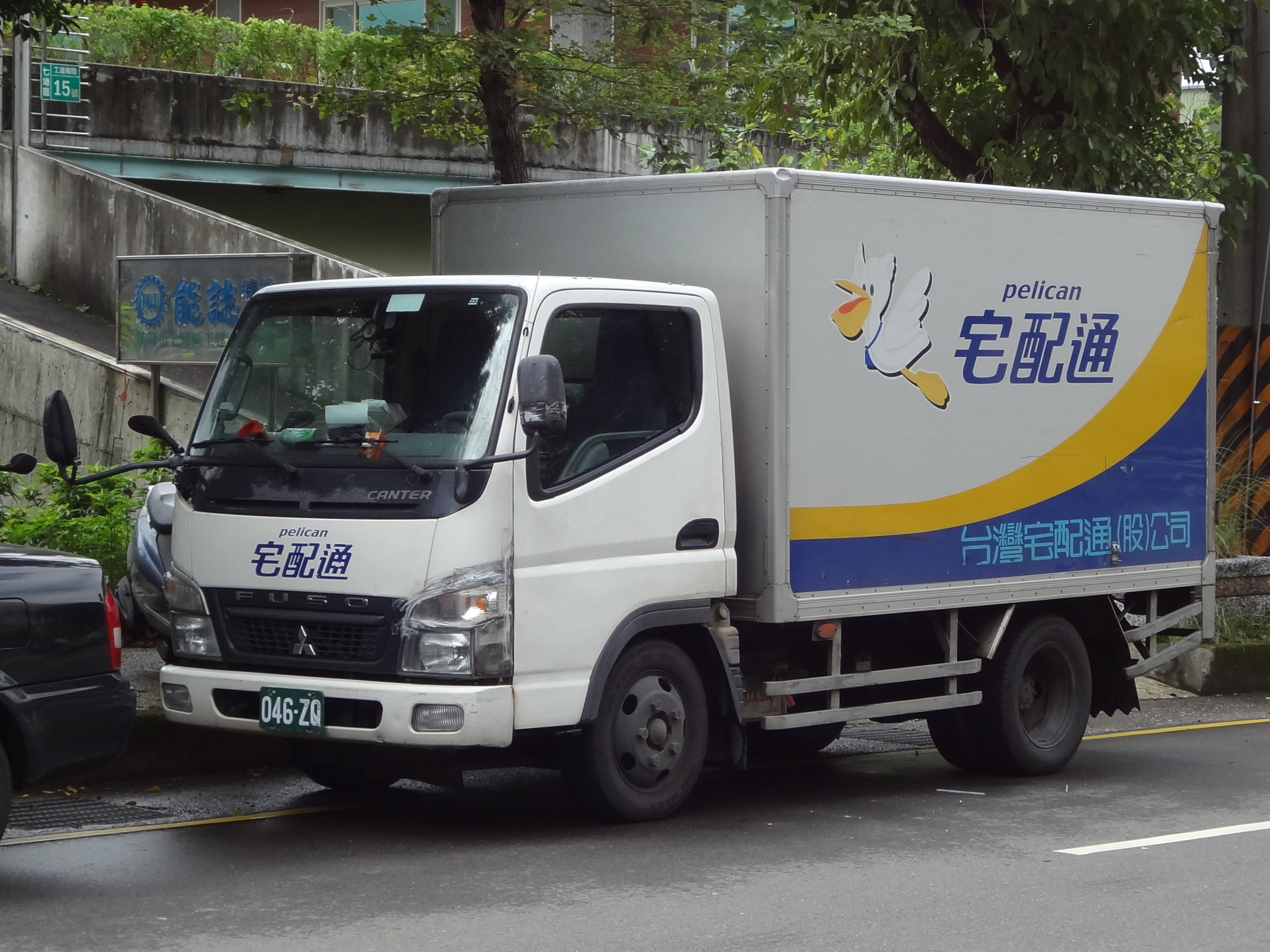 File:Fuso Canter of Taiwan Pelican Express 046-ZQ 20161024.jpg