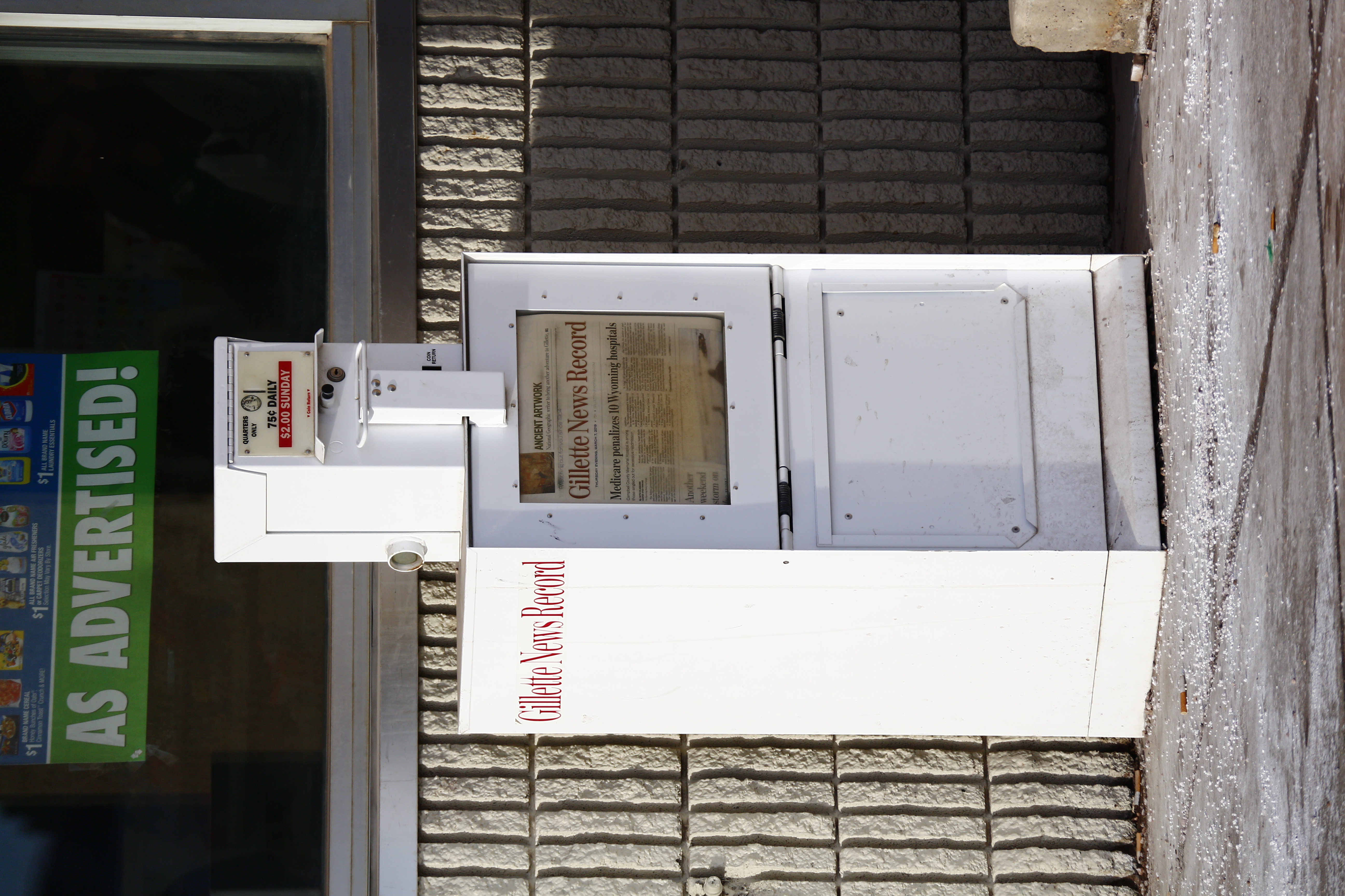 https://upload.wikimedia.org/wikipedia/commons/3/30/Gillette_News-Record_newspaper_vending_machine_in_front_of_a_Dollar_Tree_in_Gillette%2C_Wyoming.jpg