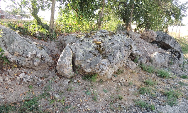 File:Huisseau en Beauce Dolmen des Gats fleuris.jpg