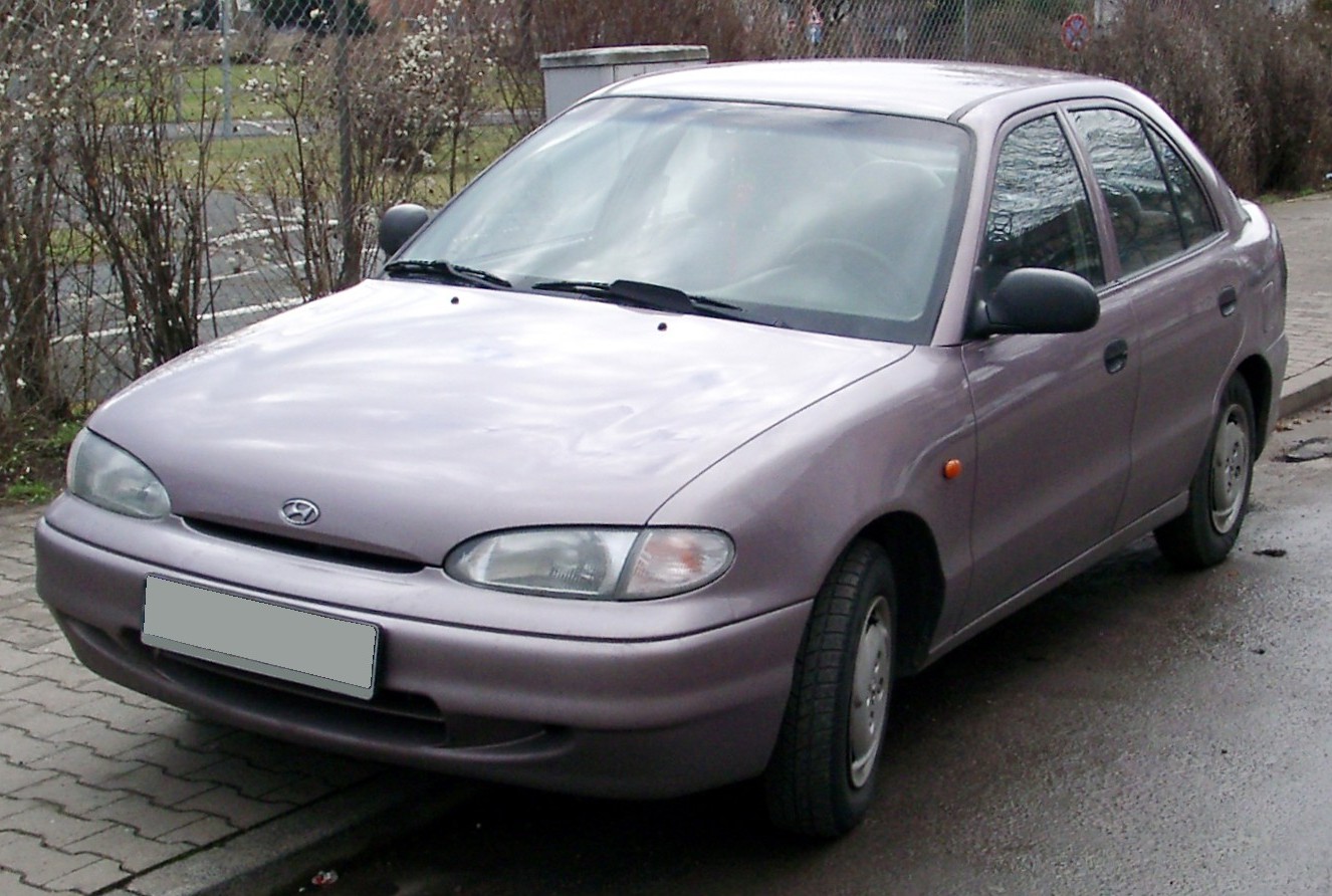 Хендай стария фото. Хундай акцент 1.3 1995. Hyundai Accent x3 1995. Hyundai Accent 1 поколение. Хендай акцент 1992.